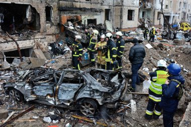 İtfaiyeciler, Rusya 'nın Ukrayna' yı işgali sırasında 2 Ocak 2024 'te Kyiv şehir merkezindeki bir füze saldırısında yıkılan çok katlı bir binada çıkan yangını söndürmeye çalıştılar..