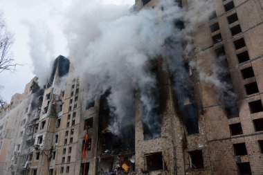 İtfaiyeciler, Rusya 'nın Ukrayna' yı işgali sırasında 2 Ocak 2024 'te Kyiv şehir merkezindeki bir füze saldırısında yıkılan çok katlı bir binada çıkan yangını söndürmeye çalıştılar..