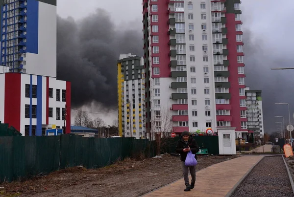 KYIV, UKRAINE - 2024.01.02: Rus ordusunun Ukrayna şehirlerine düzenlediği füze saldırısı sonrasında, Kyiv 'deki yüksek binaların arka planında siyah duman görülebilir