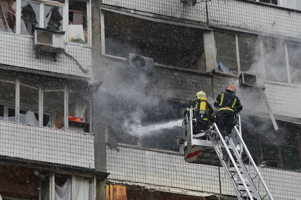 Πυροσβέστες Επιχειρούν Σβήσουν Φωτιά Πολυώροφο Κτίριο Που Καταστράφηκε Από Πυραυλική Royalty Free Εικόνες Αρχείου