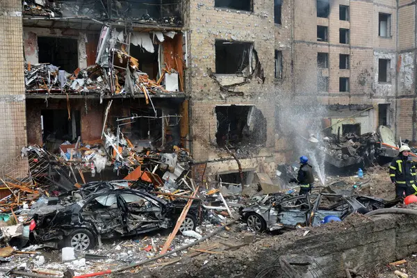 Πυροσβέστες Επιχειρούν Σβήσουν Φωτιά Πολυώροφο Κτίριο Που Καταστράφηκε Από Πυραυλική Royalty Free Φωτογραφίες Αρχείου