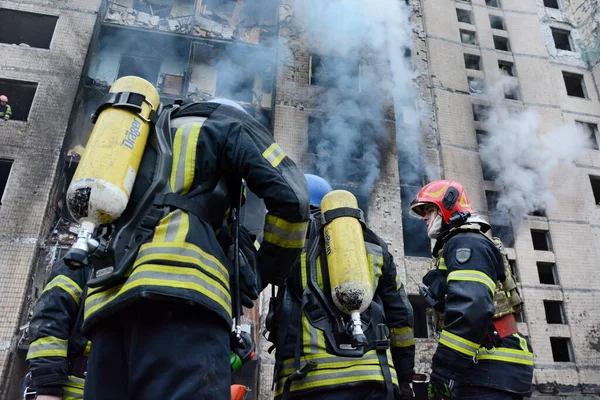 Πυροσβέστες Επιχειρούν Σβήσουν Φωτιά Πολυώροφο Κτίριο Που Καταστράφηκε Από Πυραυλική Φωτογραφία Αρχείου