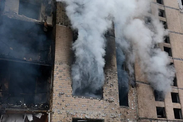 Καπνός Βγαίνει Από Πολυκατοικία Που Καταστράφηκε Από Έκρηξη Κύματος Μετά Εικόνα Αρχείου