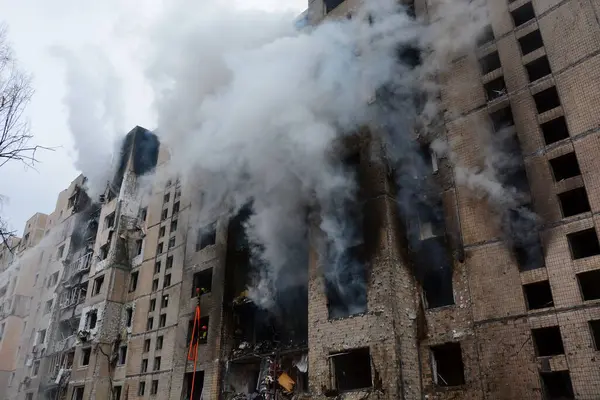 Bombeiros Tentam Extinguir Incêndio Prédio Vários Andares Destruído Por Ataque Fotografias De Stock Royalty-Free