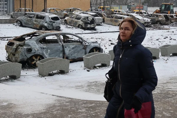 Kyiv Ukraine 20240103 Καμένα Αυτοκίνητα Που Στέκονται Κοντά Ένα Κατεστραμμένο Εικόνα Αρχείου