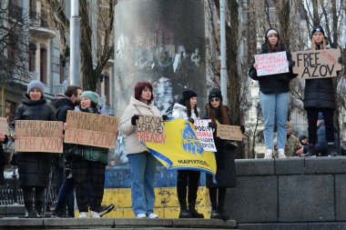 Halk, savaş esirleri Kyiv, Ukrayna - 4 Şubat 2024 'te düzenlenen bir gösteride fikirlerini beyan eden pankartlar tutuyor.