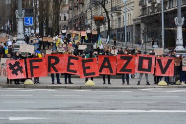 Halk, savaş esirleri Kyiv, Ukrayna - 4 Şubat 2024 'te düzenlenen gösteride özgürce görüşlerini ifade eden pankartlara sahip.