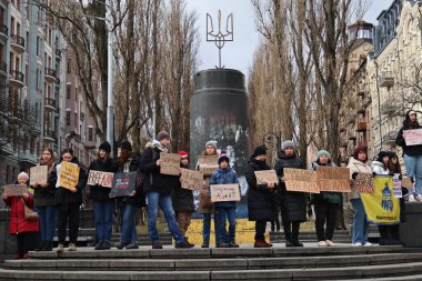 Halkın elinde savaş esirlerini destekleyen bir gösteri sırasında özgürce beyan ettikleri pankartlar var. Lenin Anıtı 'nın arka planı Kyiv, Ukrayna - 4 Şubat 2024