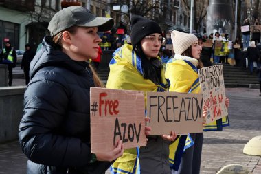 Halk, savaş esirleri Kyiv, Ukrayna - 4 Şubat 2024 'te düzenlenen gösteride özgürce görüşlerini ifade eden pankartlara sahip.