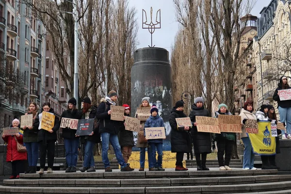 Halkın elinde savaş esirlerini destekleyen bir gösteri sırasında özgürce beyan ettikleri pankartlar var. Lenin Anıtı 'nın arka planı Kyiv, Ukrayna - 4 Şubat 2024