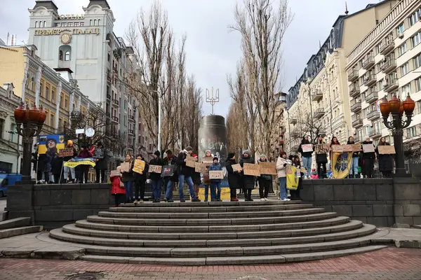 Halkın elinde savaş esirlerini destekleyen bir gösteri sırasında özgürce beyan ettikleri pankartlar var. Lenin Anıtı 'nın arka planı Kyiv, Ukrayna - 4 Şubat 2024
