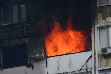 Füze saldırısından sonra apartmanda güçlü bir yangın çıktı. 7 Şubat 2023 'te Ukrayna' nın başkenti Kyiv 'de bulunan bir yerleşim bölgesinde meydana gelen füze enkazından zarar gören yüksek binalar.