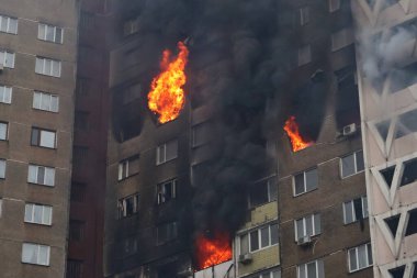 Füze saldırısından sonra apartmanda güçlü bir yangın çıktı. 7 Şubat 2023 'te Ukrayna' nın başkenti Kyiv 'de bulunan bir yerleşim bölgesinde meydana gelen füze enkazından zarar gören yüksek binalar.