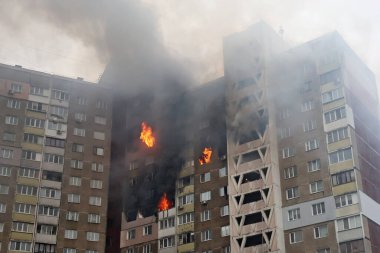 Füze saldırısından sonra apartmanda güçlü bir yangın çıktı. 7 Şubat 2023 'te Ukrayna' nın başkenti Kyiv 'de bulunan bir yerleşim bölgesinde meydana gelen füze enkazından zarar gören yüksek binalar.