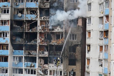 Ukraynalı kurtarma ekipleri, Rusya 'nın Ukrayna işgali sırasında 7 Şubat 2024' te Kyiv 'deki bir füze saldırısının ardından bir yerleşim binasındaki yangını söndürdü..