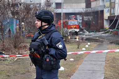 Acil durum ekipleri, Ukrayna 'nın başkenti Kyiv' de, 7 Şubat 2023 tarihinde şehrin yerleşim bölgesinde bir füze saldırısının gerçekleştiği yerin yakınında durmaktadır.. 