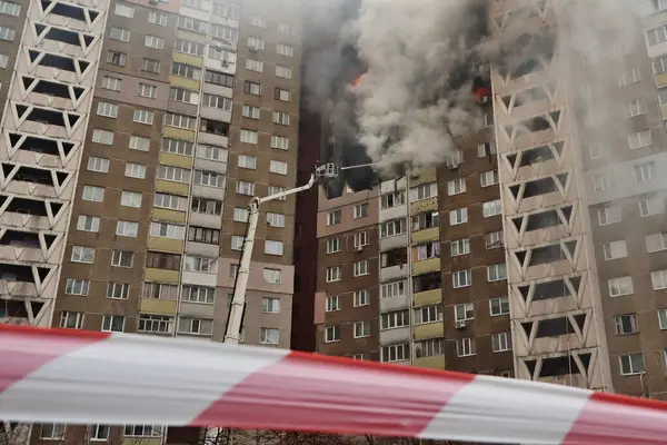 Ουκρανοί Διασώστες Σβήνουν Φωτιά Κτίριο Κατοικιών Μετά Από Πυραυλική Επίθεση Εικόνα Αρχείου