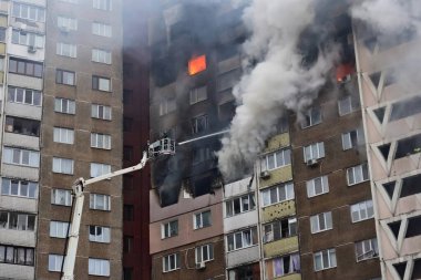 KYIV, UKRAINE - 20240207: Ukraynalı kurtarma ekipleri Kyiv 'deki bir füze saldırısı sonrasında bir yerleşim binasındaki yangını söndürdü 