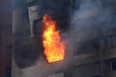KYIV, UKRAINE - 20240207: Füze saldırısı sonrasında apartmanda şiddetli bir yangın çıktı.