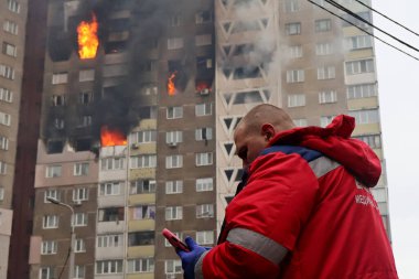 KYIV, UKRAINE - 20240207: Şehrin yerleşim bölgesinde bir füze saldırısının gerçekleştiği yerin yakınında acil durum ekipleri duruyor