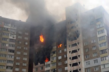 KYIV, UKRAINE - 20240207: Füze saldırısı sonrasında apartmanda şiddetli bir yangın çıktı.