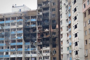 KYIV, UKRAINE - 20240207: Ukraynalı kurtarma ekipleri Kyiv 'deki bir füze saldırısı sonrasında bir yerleşim binasındaki yangını söndürdü 