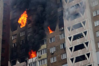 KYIV, UKRAINE - 20240207: Füze saldırısı sonrasında bir apartmanda şiddetli bir yangın çıktı. Şehrin yerleşim alanındaki füze enkazından zarar gören yüksek binalar.