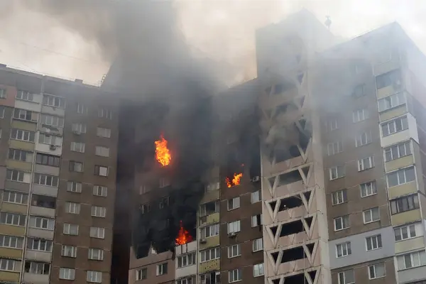 Kyiv Ukraine 20240207 Έντονη Πυρκαγιά Ξέσπασε Πολυκατοικία Μετά Από Πυραυλική Φωτογραφία Αρχείου