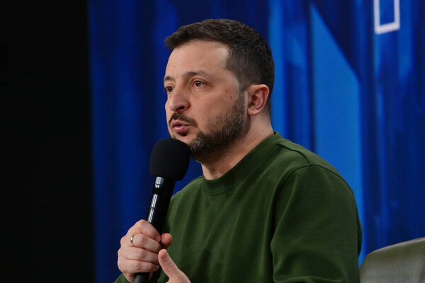 КИЕВ, УКРАИНА - 20240225: Президент Украины Владимир Зеленский выступил на пресс-конференции на форуме "Украина 2024" 25 февраля 2024 года в Киеве, Украина