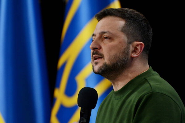 КИЕВ, УКРАИНА - 20240225: Президент Украины Владимир Зеленский выступил на пресс-конференции на форуме "Украина 2024" 25 февраля 2024 года в Киеве, Украина