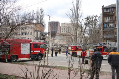 Ukraynalı kurtarma ekipleri, Rusya 'nın Ukrayna' yı işgali sırasında 25 Mart 2024 'te Kyiv' de bir füze saldırısının gerçekleştiği yerde çalışıyorlar..