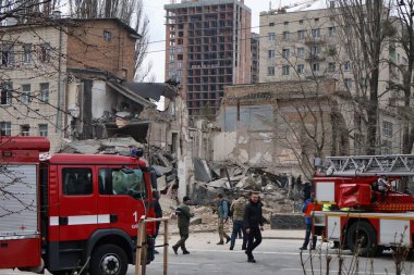 Ukraynalı kurtarma ekipleri, Rusya 'nın Ukrayna' yı işgali sırasında 25 Mart 2024 'te Kyiv' de bir füze saldırısının gerçekleştiği yerde çalışıyorlar..