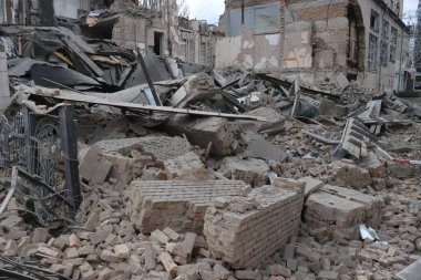 Ukraynalı kurtarma ekipleri, Rusya 'nın Ukrayna' yı işgali sırasında 25 Mart 2024 'te Kyiv' de bir füze saldırısının gerçekleştiği yerde çalışıyorlar..