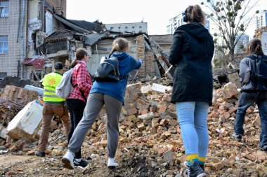 KYIV, UKRAINE - 20240330: Dobrobat gönüllüleri ve Kyiv Devlet Dekoratif ve Uygulamalı Sanat ve Tasarım Akademisi öğrencileri 25 Mart 2024 'te Rus füzesinin isabet etmesinin ardından enkazı kaldırdılar