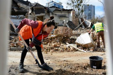 KYIV, UKRAINE - 20240330: Dobrobat gönüllüleri ve Kyiv Devlet Dekoratif ve Uygulamalı Sanat ve Tasarım Akademisi öğrencileri 25 Mart 2024 'te Rus füzesinin isabet etmesinin ardından enkazı kaldırdılar