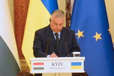 Macaristan Başbakanı Viktor Orban Ukrayna Cumhurbaşkanı Volodymyr Zelenskiy ile 2 Temmuz 2024 tarihinde Ukrayna 'nın başkenti Kyiv' de düzenlediği basın toplantısında.