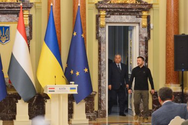 Macaristan Başbakanı Viktor Orban Ukrayna Cumhurbaşkanı Volodymyr Zelenskiy ile 2 Temmuz 2024 tarihinde Ukrayna 'nın başkenti Kyiv' de düzenlediği basın toplantısında.