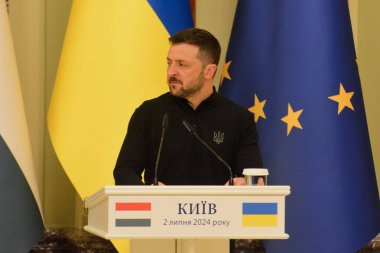 Macaristan Başbakanı Viktor Orban Ukrayna Cumhurbaşkanı Volodymyr Zelenskiy ile 2 Temmuz 2024 tarihinde Ukrayna 'nın başkenti Kyiv' de düzenlediği basın toplantısında.