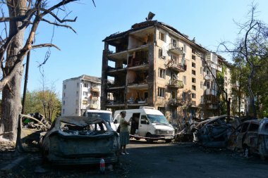 KYIV, UKRAINE - 20240709: Kyiv 'deki Rus füze saldırısıyla yıkılan Holosiivskyi semtinde beş katlı bir apartman bloğunda yanmış arabalar görülüyor