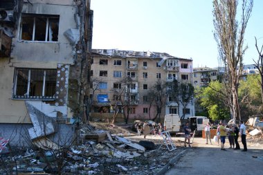 KYIV, UKRAINE - 20240709: 8 Temmuz 2024 'te Ukrayna' nın başkenti Kyiv 'de Rus füze saldırısının tahrip ettiği Holosiivskyi bölgesinde beş katlı bir apartman bloğunda yanmış araçlar görülüyor. 