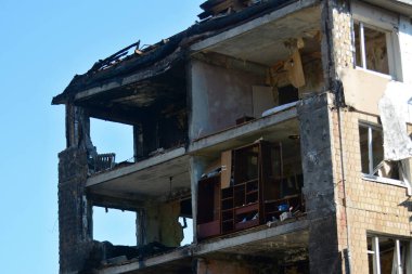 KYIV, UKRAINE - 20240709: 8 Temmuz 2024 'te Kyiv' deki Rus füze saldırısında yıkılan Holosiivskyi bölgesindeki bir yerleşim yerinin cephesi.