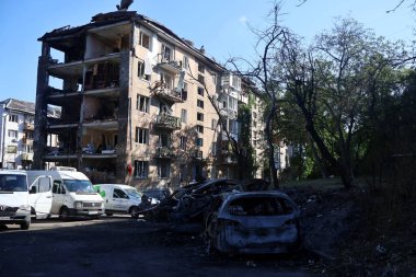 KYIV, UKRAINE - 20240709: 8 Temmuz 2024 'te Kyiv' de Rus füze saldırısıyla yıkılan Holosiivskyi bölgesinde beş katlı bir apartman bloğunda yanmış arabalar resmediliyor.