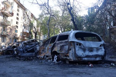 KYIV, UKRAINE - 20240709: 8 Temmuz 2024 'te Kyiv' de Rus füze saldırısıyla yıkılan Holosiivskyi bölgesinde beş katlı bir apartman bloğunda yanmış arabalar resmediliyor.