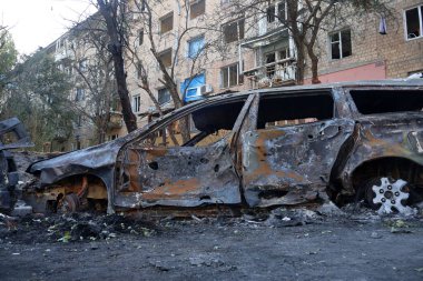 KYIV, UKRAINE - 20240709: 8 Temmuz 2024 'te Kyiv' de Rus füze saldırısıyla yıkılan Holosiivskyi bölgesinde beş katlı bir apartman bloğunda yanmış arabalar resmediliyor.