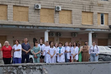 Kyiv Klasik Orkestrası, Rusya 'nın Ukrayna' nın başkenti Kyiv 'de 12 Temmuz 2024' te gerçekleştirdiği saldırı sırasında Rus füzesiyle vurulan Okhmatdyt Çocuk Hastanesi 'nin kalıntılarında 