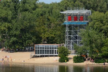 21 Temmuz 2024 'te Ukrayna' nın başkenti Kyiv 'de kablo arızasından sonra Dnipro nehrine düşen adamın arama kurtarma operasyonu sırasında telgraflı araç kulesi.. 