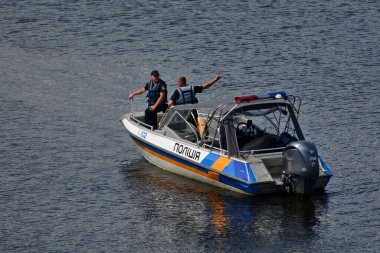 21 Temmuz 2024 'te Ukrayna' nın başkenti Kyiv 'de teleferik arızası sonucu Dnipro nehrine düşen adamın arama kurtarma operasyonu sırasında teknedeki kurtarma ekipleri.