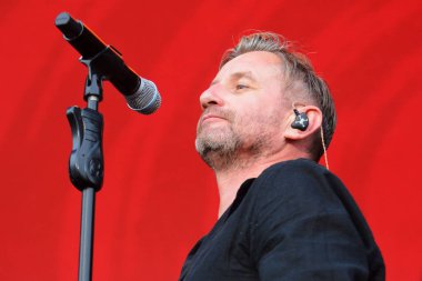 Serhiy Zhadan, Zhadan i Sobaky 'nin (Ukrayna bandosu) solisti Atlas United 2024 müzik festivalinde sahne aldı.. 