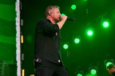 Serhiy Zhadan, Zhadan i Sobaky 'nin (Ukrayna bandosu) solisti Atlas United 2024 müzik festivalinde sahne aldı.. 