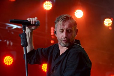 Serhiy Zhadan, Zhadan i Sobaky 'nin (Ukrayna bandosu) solisti Atlas United 2024 müzik festivalinde sahne aldı.. 